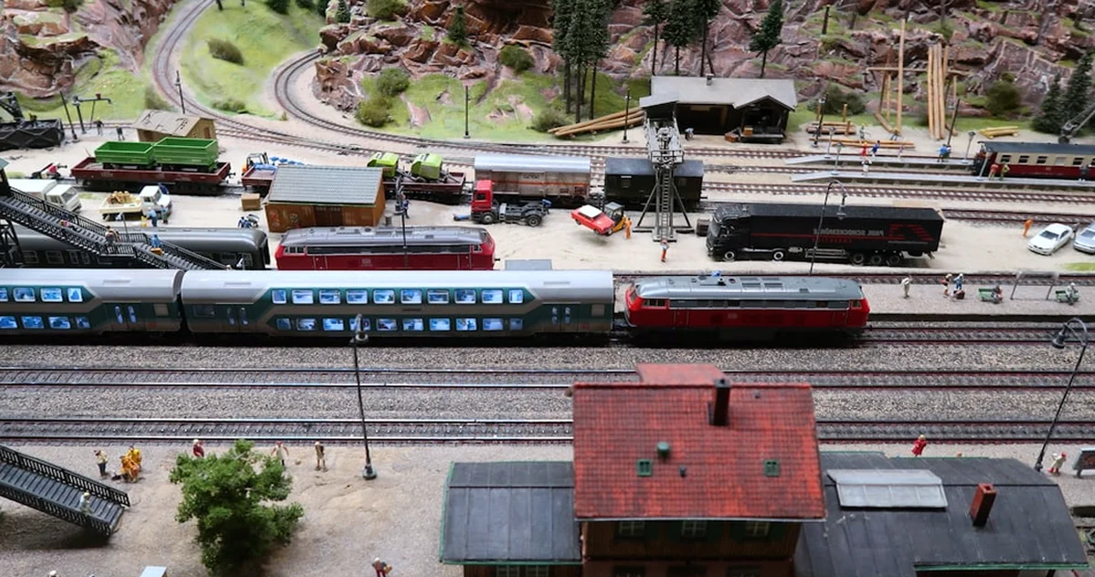 Modellbahn-Landschaftsbau beginnt unter den Gleisen