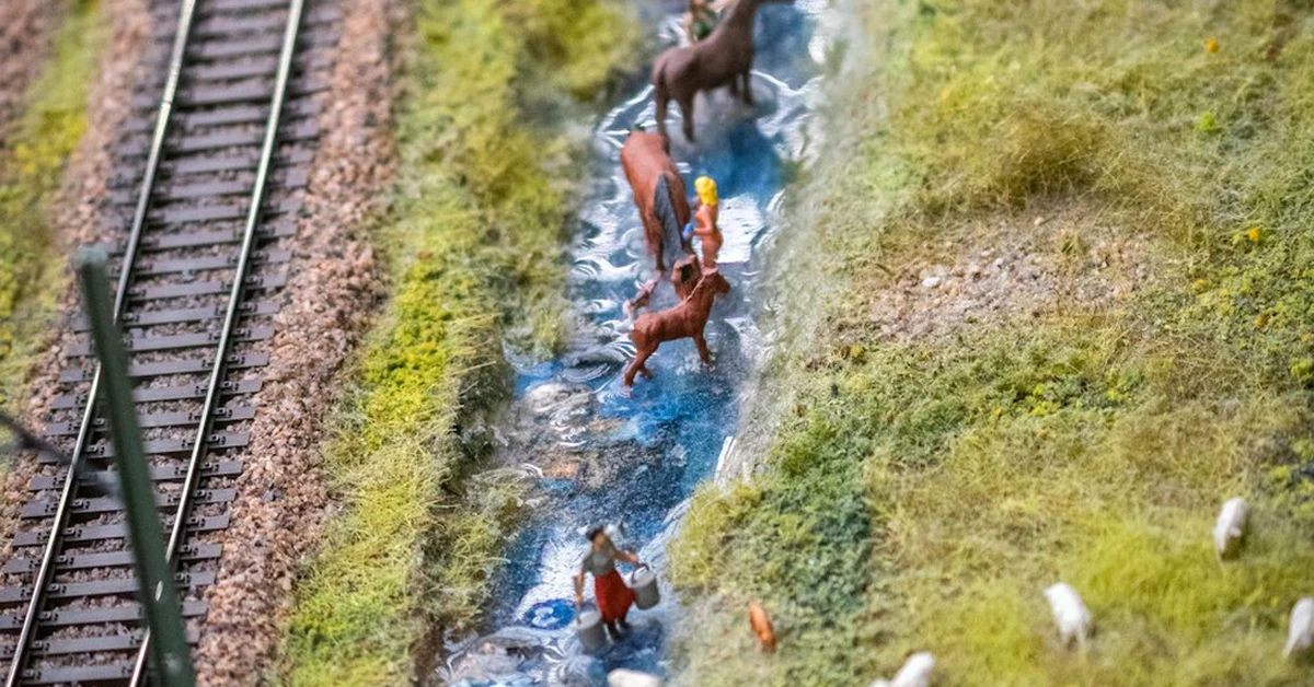 Offene Fugen ruinieren Modellbahn-Wasser beim Gießen